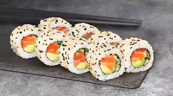 Страва Каліфорнія з копченим лососем в кунжуті меню We Sushi Каліфорнія з копченим лососем в кунжуті меню We Sushi